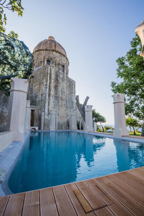 na piscina mozzafiato, realizzata da Silpa Piscine, che si integra perfettamente nel paesaggio circostante